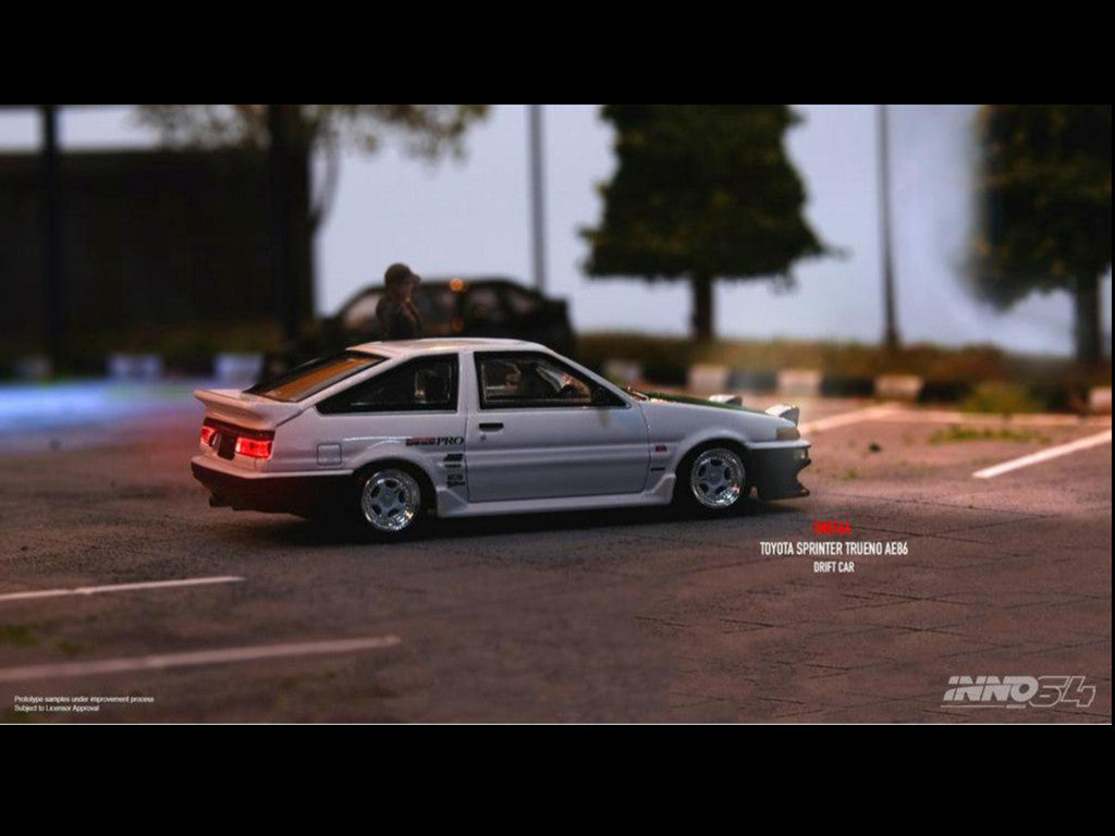 INNO64 1:64 Toyota Sprinter Trueno AE86 Drift Car White with Green Carbon Fiber Hood Special EdItion IN64-AE86T-DC